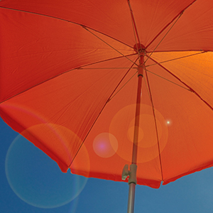 parasol-orange-ciel-bleu.jpg